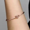 Endgültiger Verkauf – Pandora Moments Bangle mit Herz & Schmetterling, 14 Karat Roségold-Beschichtung