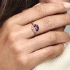 Endgültiger Verkauf – Ring mit tiefvioletter Stiefmütterchenblüte, 14 Karat Roségold-Beschichtung Endgültiger Verkauf – Ring mit tiefvioletter Stiefmütterchenblüte, 14 Karat Roségold-Beschichtung