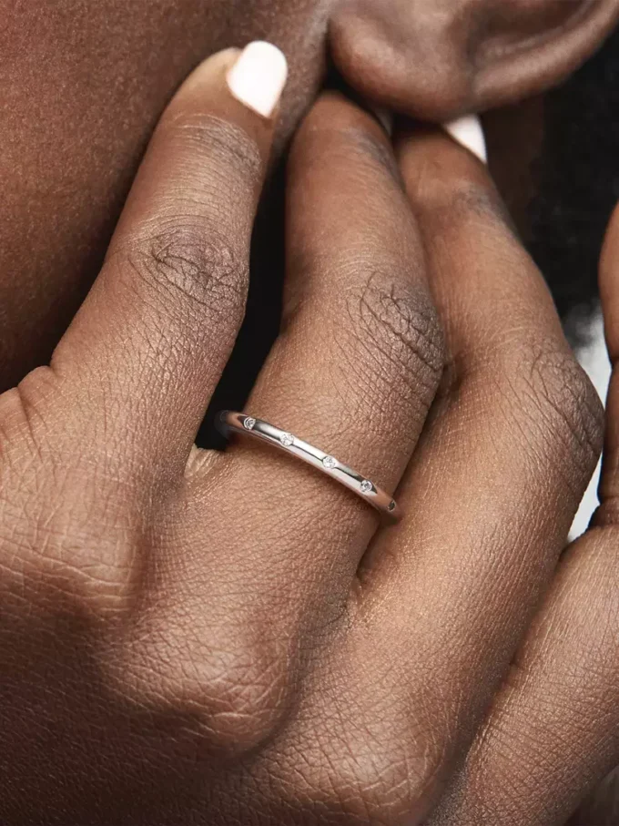 Endgültiger Verkauf – schlichter, funkelnder Bandring aus Sterlingsilber Endgültiger Verkauf – schlichter, funkelnder Bandring aus Sterlingsilber