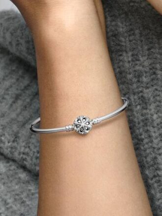 ENDVERKAUF – Pandora Moments Bangle mit funkelndem Schneeflockenverschluss – Sterlingsilber