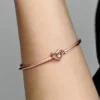 ENDVERKAUF – Pandora Moments Bangle mit Herz und Schmetterling – 14 Karat Roségold-Beschichtung
