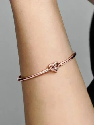 ENDVERKAUF – Pandora Moments Bangle mit Herz und Schmetterling – 14 Karat Roségold-Beschichtung