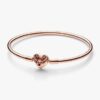 ENDVERKAUF – Pandora Moments Bangle mit Herz und Schmetterling – 14 Karat Roségold-Beschichtung