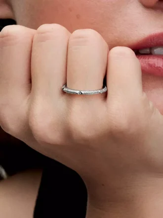 Endverkauf – Ring aus Sterlingsilber mit Struktur und Steinen