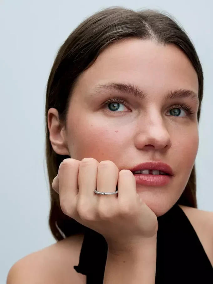Endverkauf – Ring aus Sterlingsilber mit Struktur und Steinen Endverkauf – Ring aus Sterlingsilber mit Struktur und Steinen
