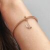 ENDVERKAUF – Schwebender, geschwungener Feder-Dangle Charm – 14 Karat Roségold-Beschichtung ENDVERKAUF – Schwebender, geschwungener Feder-Dangle Charm – 14 Karat Roségold-Beschichtung