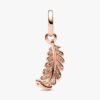 ENDVERKAUF – Schwebender, geschwungener Feder-Dangle Charm – 14 Karat Roségold-Beschichtung ENDVERKAUF – Schwebender, geschwungener Feder-Dangle Charm – 14 Karat Roségold-Beschichtung