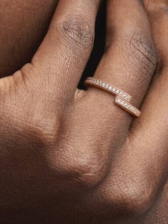 ENDVERKAUF – Sparkling Overlapping Ring – 14 Karat Roségold-Beschichtung ENDVERKAUF – Sparkling Overlapping Ring – 14 Karat Roségold-Beschichtung