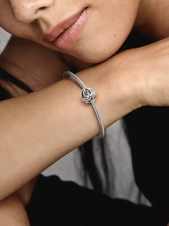 „Family Always Encircled Heart“ Charm aus Sterlingsilber „Family Always Encircled Heart“ Charm aus Sterlingsilber