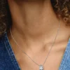 Funkelnde Halskette mit Birnenanhänger und Halo-Rahmen aus Sterlingsilber