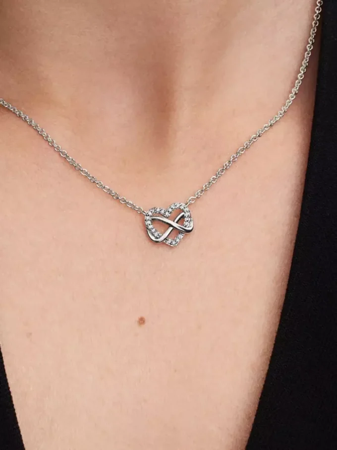 Funkelnde Infinity-Herz-Halskette aus Sterlingsilber Funkelnde Infinity-Herz-Halskette aus Sterlingsilber