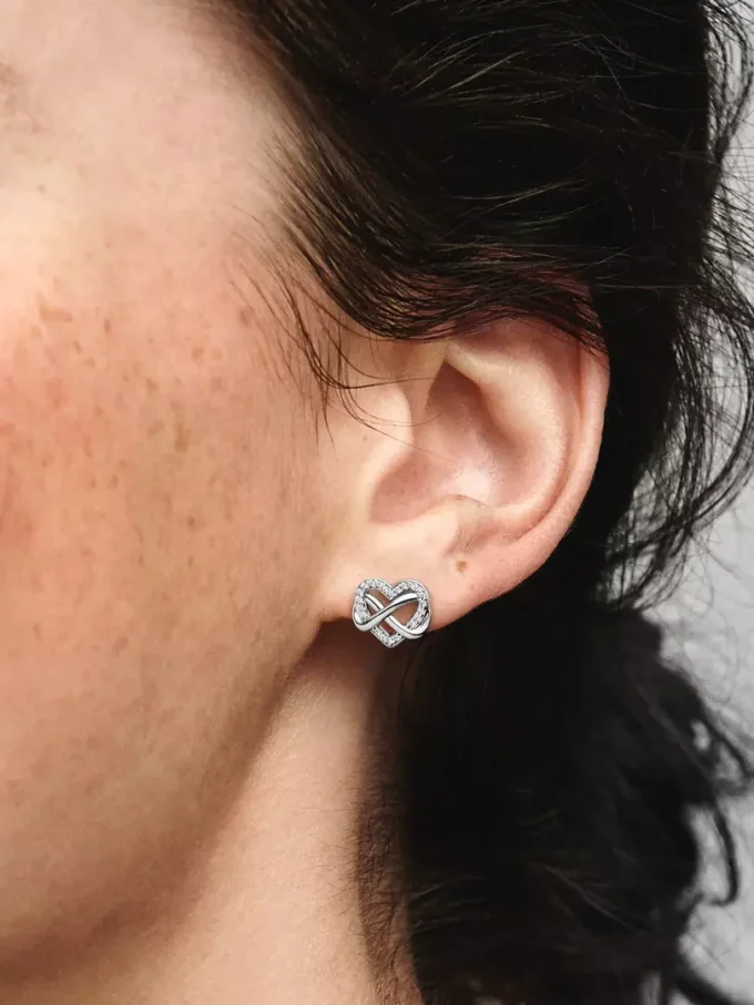 Funkelnde Infinity-Herz-Ohrringe aus Sterlingsilber Funkelnde Infinity-Herz-Ohrringe aus Sterlingsilber