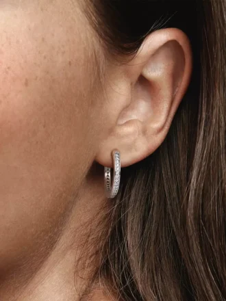 Funkelnde Ohrringe mit Pandora-Logo aus Sterlingsilber