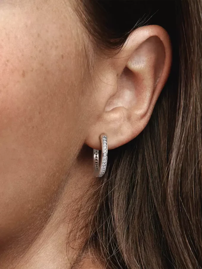 Funkelnde Ohrringe mit Pandora-Logo aus Sterlingsilber