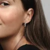 Funkelnde Ohrringe mit Pandora-Logo aus Sterlingsilber