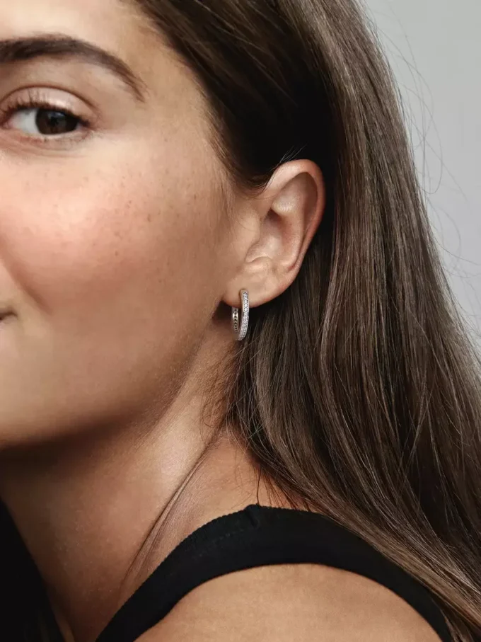 Funkelnde Ohrringe mit Pandora-Logo aus Sterlingsilber