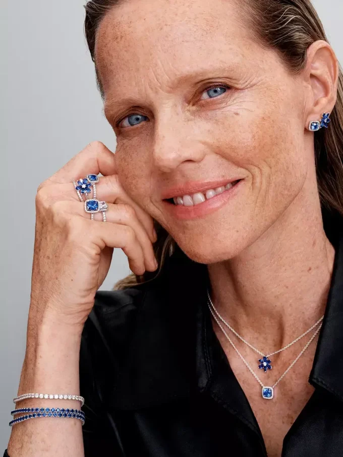 Funkelnde Halskette mit quadratischem blauem Halo-Anhänger aus Sterlingsilber