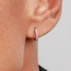 Funkelnde rosa Huggie-Ohrringe, 14-karätige Roségoldbeschichtung Funkelnde rosa Huggie-Ohrringe, 14-karätige Roségoldbeschichtung