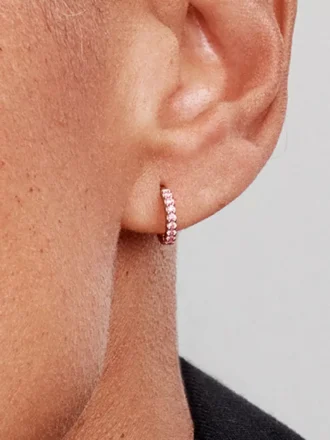 Funkelnde rosa Huggie-Ohrringe, 14-karätige Roségoldbeschichtung