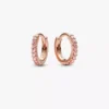 Funkelnde rosa Huggie-Ohrringe, 14-karätige Roségoldbeschichtung Funkelnde rosa Huggie-Ohrringe, 14-karätige Roségoldbeschichtung