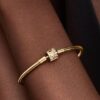 Funkelnder Bangle mit Fassverschluss – 14-karätige Vergoldung