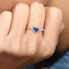 Funkelnder blauer Ring mit erhabenem Herz – 14 Karat Roségold-Beschichtung