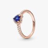 Funkelnder blauer Ring mit erhabenem Herz – 14 Karat Roségold-Beschichtung