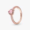 Funkelnder blauer Ring mit erhabenem Herz – 14 Karat Roségold-Beschichtung
