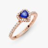 Funkelnder blauer Ring mit erhabenem Herz – 14 Karat Roségold-Beschichtung