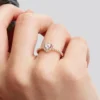 Funkelnder blauer Ring mit erhabenem Herz – 14 Karat Roségold-Beschichtung