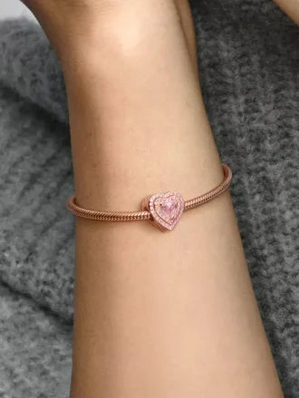 funkelnder charm mit abgestuften herzen 14 karat rosgold beschichtung 1 330x440 - Funkelnder Charm mit abgestuften Herzen, 14 Karat Ros&eacute;gold-Beschichtung