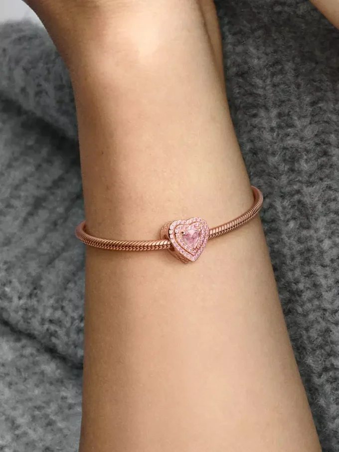 Funkelnder Charm mit abgestuften Herzen, 14 Karat Roségold-Beschichtung Funkelnder Charm mit abgestuften Herzen, 14 Karat Roségold-Beschichtung