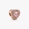 Funkelnder Charm mit abgestuften Herzen, 14 Karat Roségold-Beschichtung Funkelnder Charm mit abgestuften Herzen, 14 Karat Roségold-Beschichtung