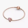 Funkelnder Charm mit abgestuften Herzen, 14 Karat Roségold-Beschichtung Funkelnder Charm mit abgestuften Herzen, 14 Karat Roségold-Beschichtung
