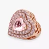Funkelnder Charm mit abgestuften Herzen, 14 Karat Roségold-Beschichtung Funkelnder Charm mit abgestuften Herzen, 14 Karat Roségold-Beschichtung