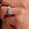 Funkelnder Crossover-Ring mit Schleife aus Sterlingsilber Funkelnder Crossover-Ring mit Schleife aus Sterlingsilber