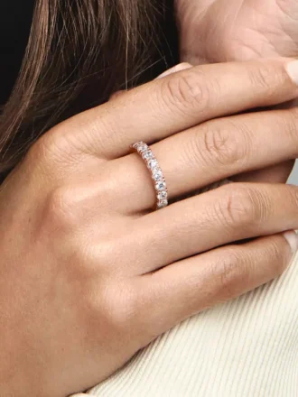 Funkelnder Eternity-Ring mit 14 Karat Roségold-Beschichtung