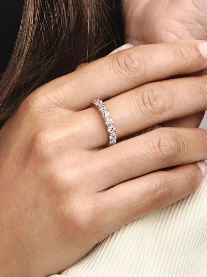 Funkelnder Eternity-Ring mit 14 Karat Roségold-Beschichtung Funkelnder Eternity-Ring mit 14 Karat Roségold-Beschichtung