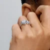 Funkelnder Halo-Herzring aus Sterlingsilber Funkelnder Halo-Herzring aus Sterlingsilber