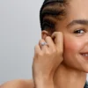Funkelnder Halo-Herzring aus Sterlingsilber Funkelnder Halo-Herzring aus Sterlingsilber