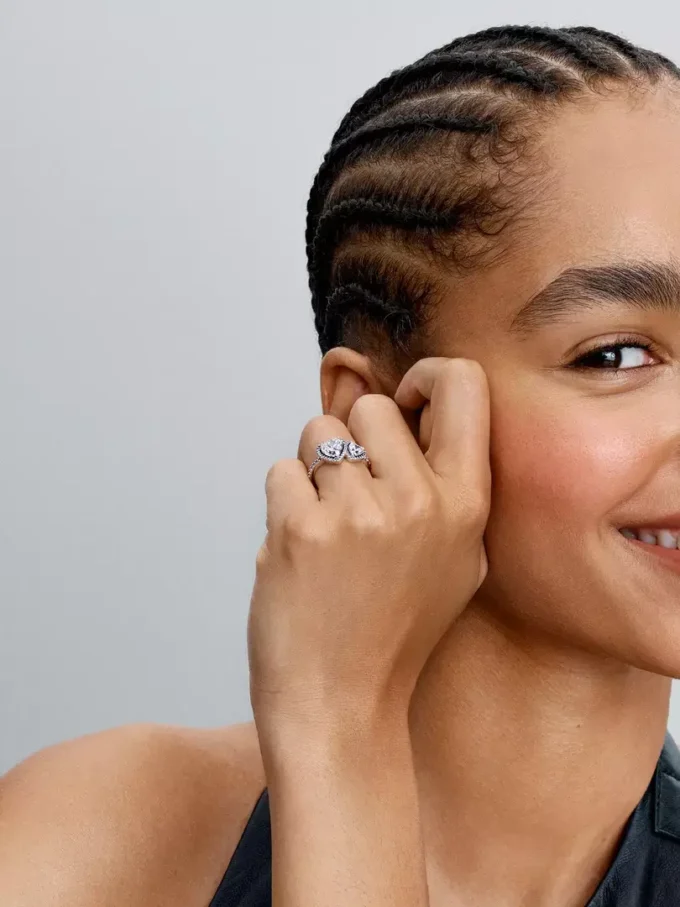 Funkelnder Halo-Herzring aus Sterlingsilber Funkelnder Halo-Herzring aus Sterlingsilber