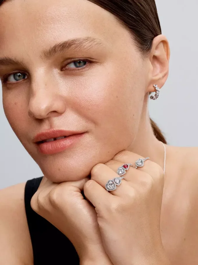 Funkelnder Halo-Herzring aus Sterlingsilber Funkelnder Halo-Herzring aus Sterlingsilber