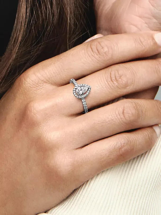 Funkelnder Halo-Ring mit Birnsteinen aus Sterlingsilber Funkelnder Halo-Ring mit Birnsteinen aus Sterlingsilber