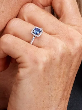 Funkelnder quadratischer blauer Halo-Ring aus Sterlingsilber