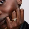 Funkelnder quadratischer Ring mit klarem Halo, 14-karätig vergoldet Funkelnder quadratischer Ring mit klarem Halo, 14-karätig vergoldet