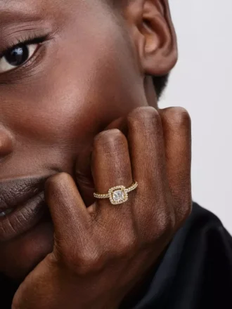 Funkelnder quadratischer Ring mit klarem Halo, 14-karätig vergoldet