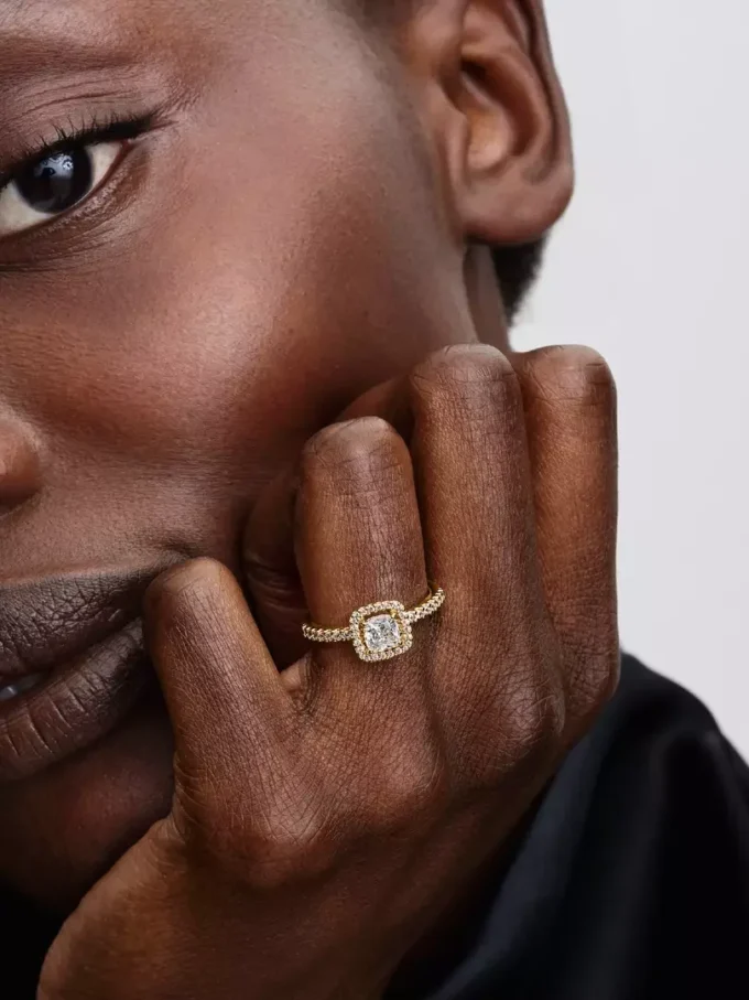 Funkelnder quadratischer Ring mit klarem Halo, 14-karätig vergoldet Funkelnder quadratischer Ring mit klarem Halo, 14-karätig vergoldet