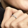 Funkelnder Ring aus Sterlingsilber mit gedrehten Linien
