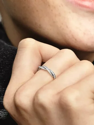 Funkelnder Ring aus Sterlingsilber mit gedrehten Linien