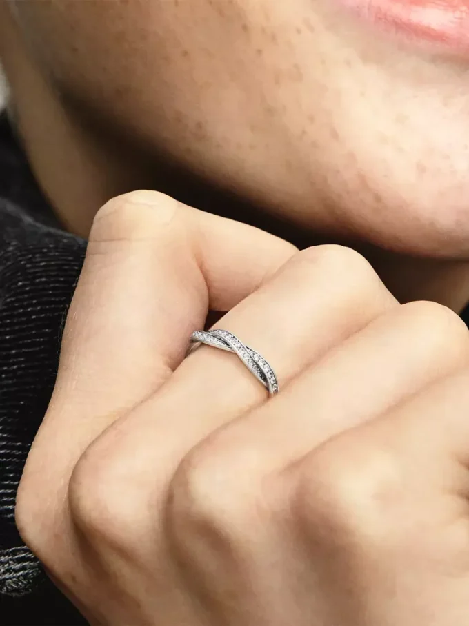 Funkelnder Ring aus Sterlingsilber mit gedrehten Linien